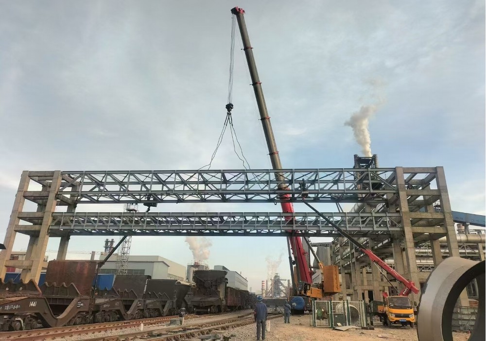 陜煤建設西北分公司土建第二項目部：酒鋼三標第一跨”鋼結構跨鐵路桁架順利吊裝完成