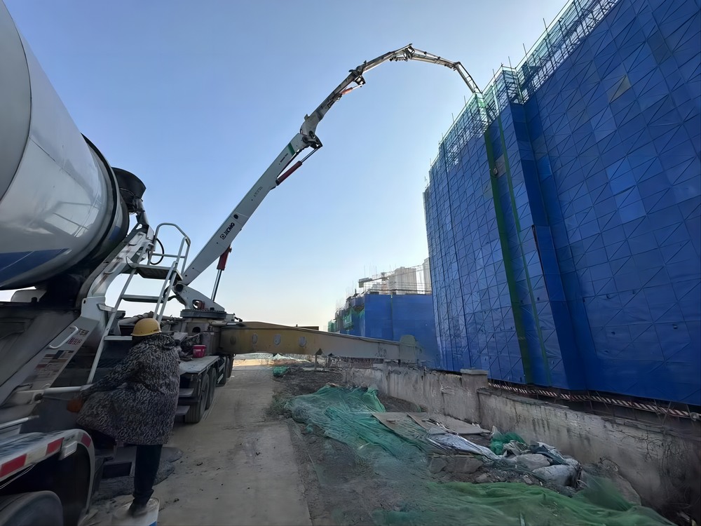 陜煤建設(shè)天工公司承建的大秦·山水逸境項(xiàng)目1#、2#樓工程主體結(jié)構(gòu)順利封頂