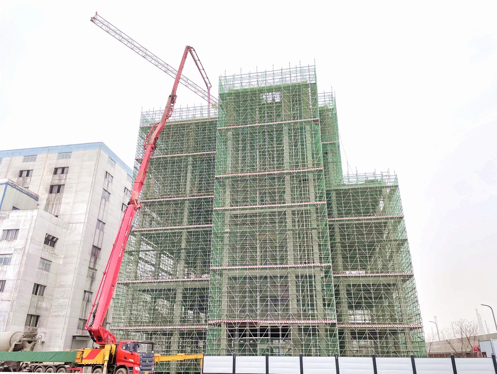 陜煤建設(shè)天工公司承建的小保當(dāng)篩分破碎車間工程主體結(jié)構(gòu)順利封頂