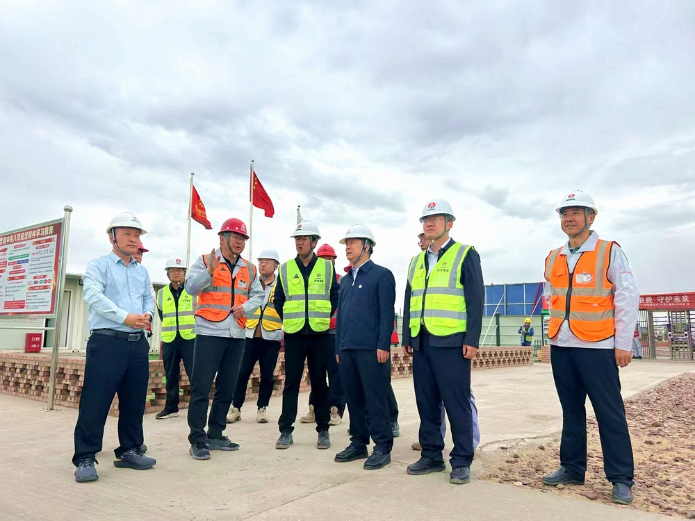 陜煤集團工程總監(jiān)、基本建設(shè)管理部總經(jīng)理李仰東深入榆林化學(xué)二期項目檢查指導(dǎo)