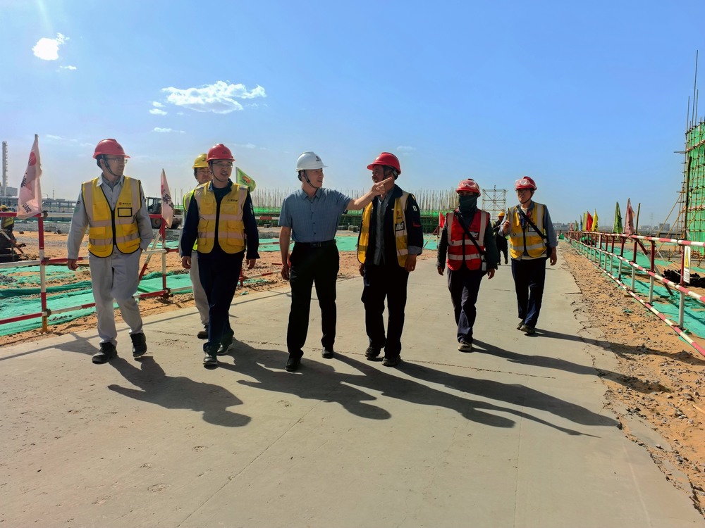 陜煤集團基本建設(shè)管理部高級主任師黃社民深入陜煤建設(shè)銅煤公司承建的榆林化學(xué)二期項目檢查指導(dǎo)工作