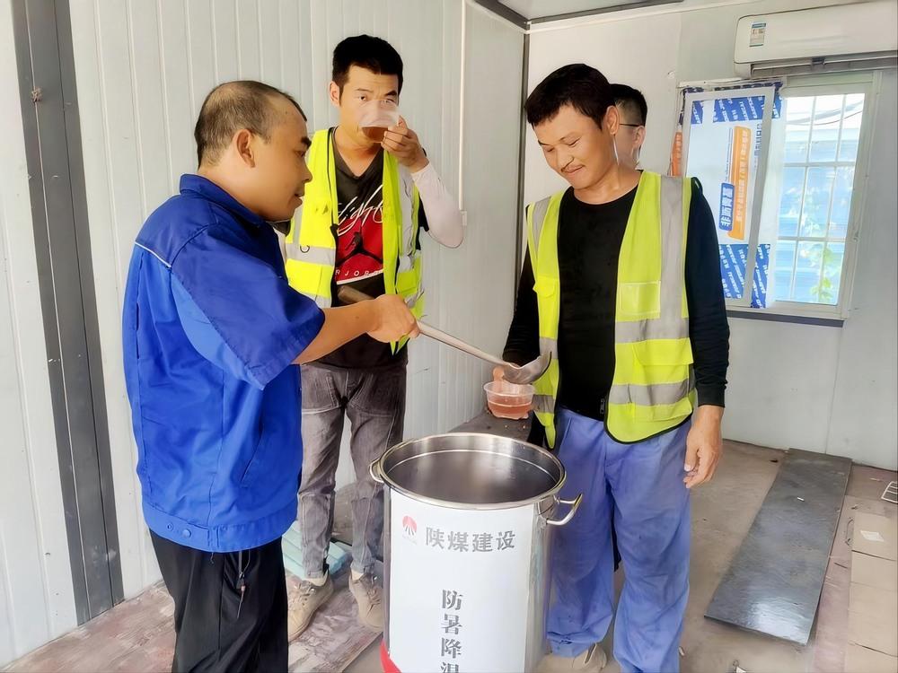 陜煤建設(shè)路橋分公司荊州項(xiàng)目部戰(zhàn)高溫、守安全、保進(jìn)度