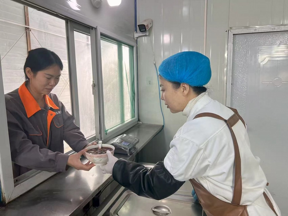 陜煤建設礦建二公司：粥香暖一線  情滿礦建人